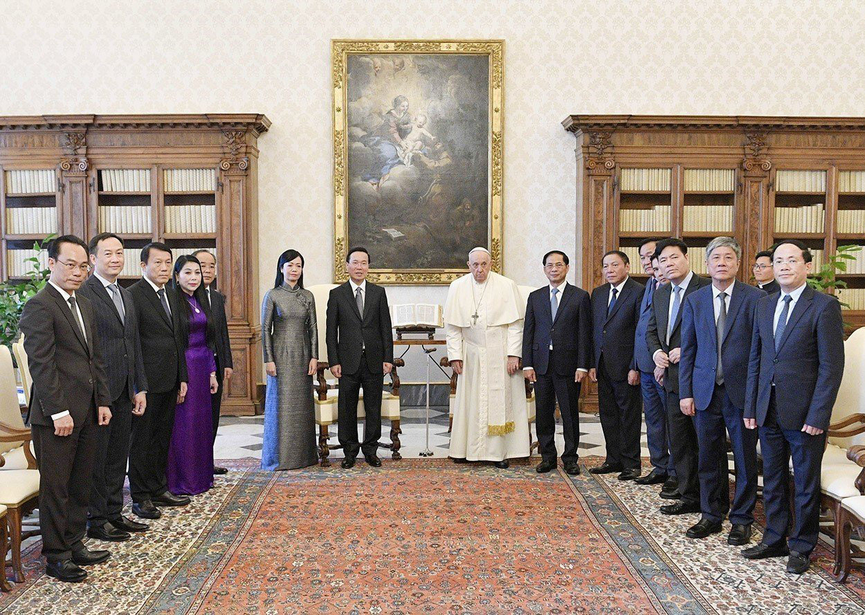 Vietnamese State President Vo Van Thuong, his spouse and a high-ranking delegation of Vietnam pose for a group photo with Pope Francis in the Vatican on July 27, 2023. Photo: Vietnam News Agency