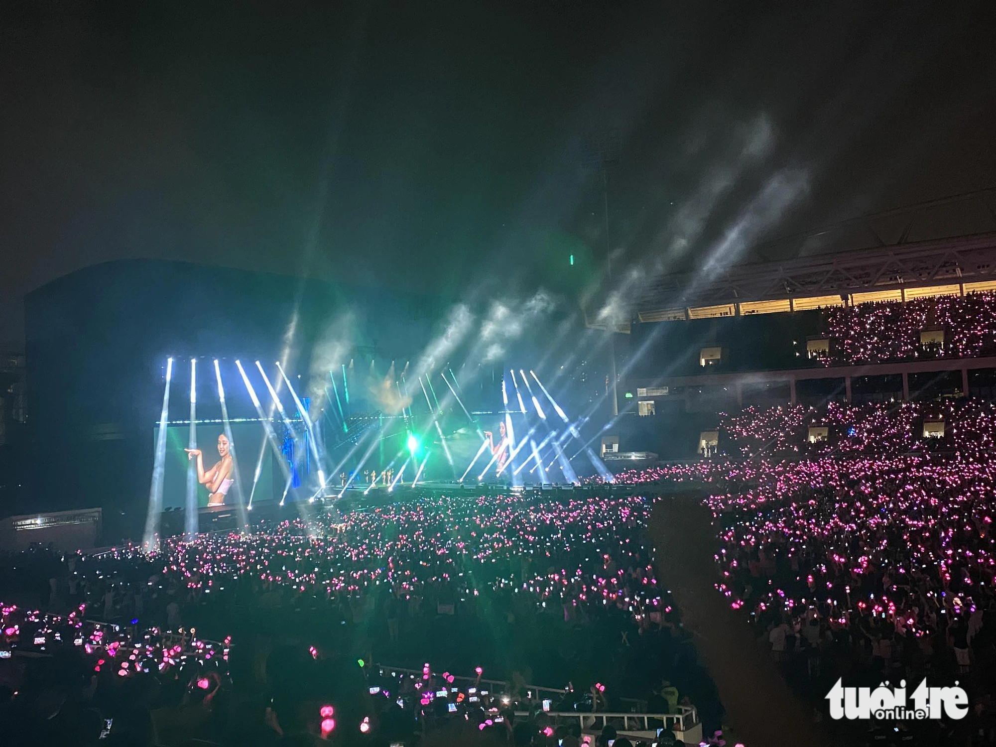 The mesmerizing choreography of BlackPink during the first night of their two-day concert in Hanoi, July 29, 2023. Photo: Mai Thuong / Tuoi Tre