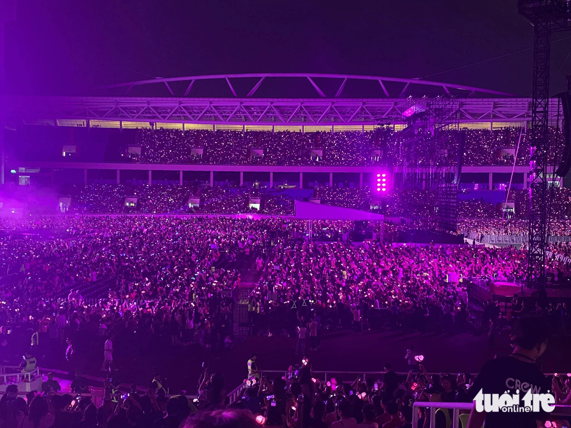 At 7:40 pm on July 29, 2023, as the show had yet to start, the show organizer played some hits of BlackPink to warm up the atmostphere. Photo: Mai Thuong / Tuoi Tre