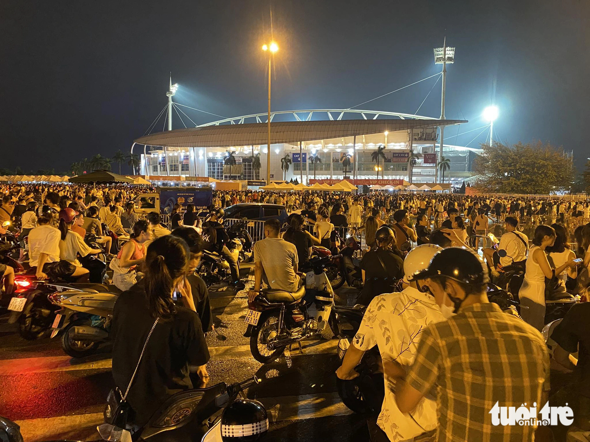 Thousands of people without tickets to the Born Pink World Tour Hanoi show still gather in front of the Hanoi-based My Dinh National Stadium to enjoy the show from afar. Photo: Danh Khang / Tuoi Tre