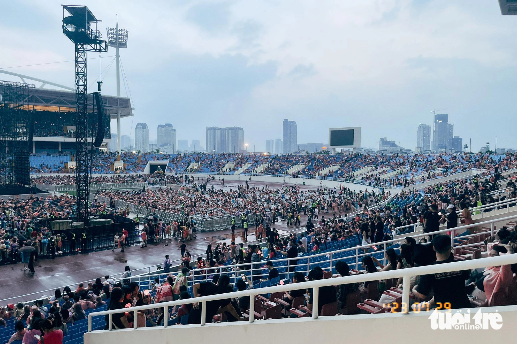 BlackPink concert-goers move to their seats when it is raining. Photo: Mai Thuong / Tuoi Tre