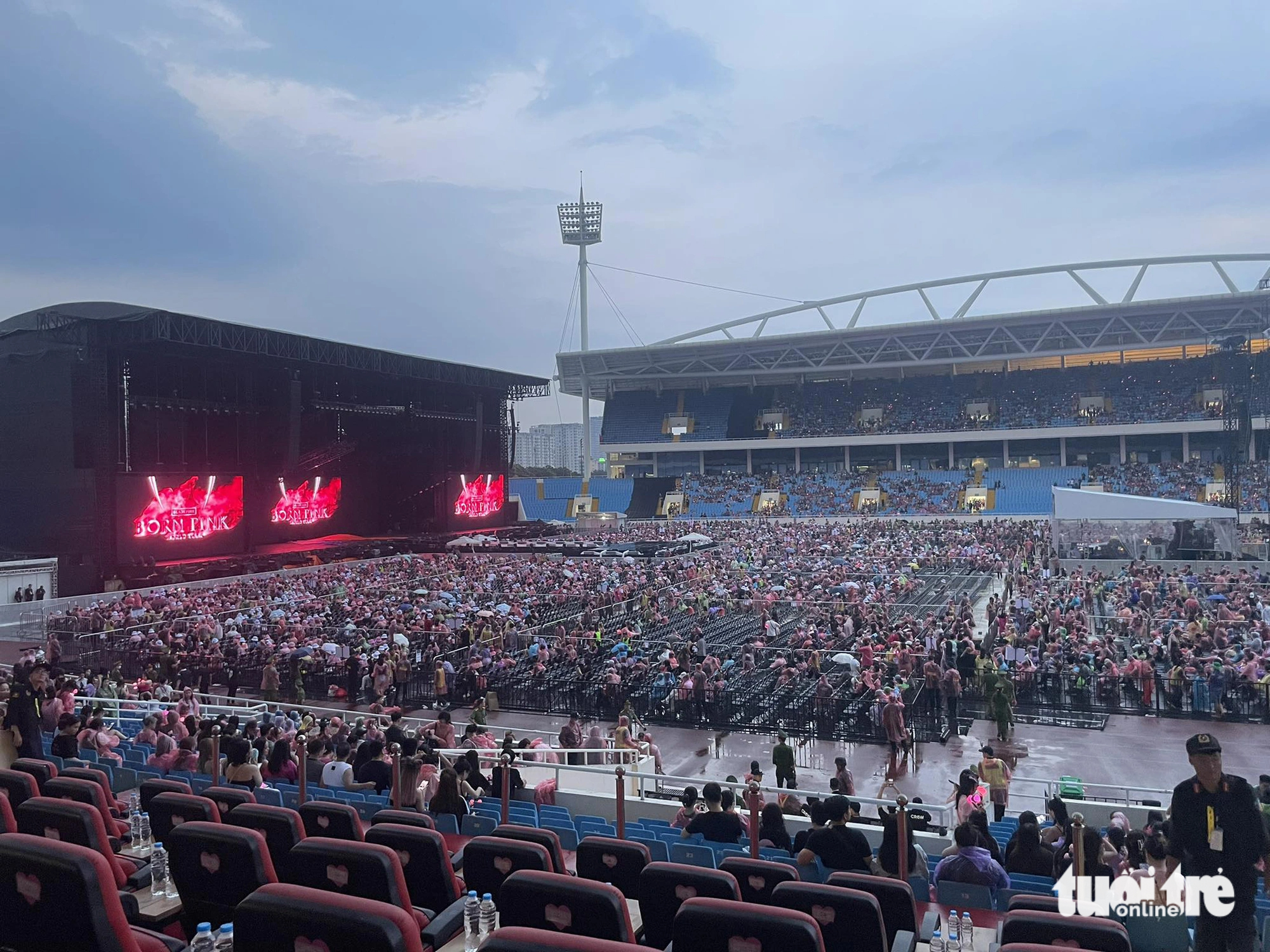 An overview of the stage of the Born Pink World Tour Hanoi concert. Photo: Mai Thuong / Tuoi Tre