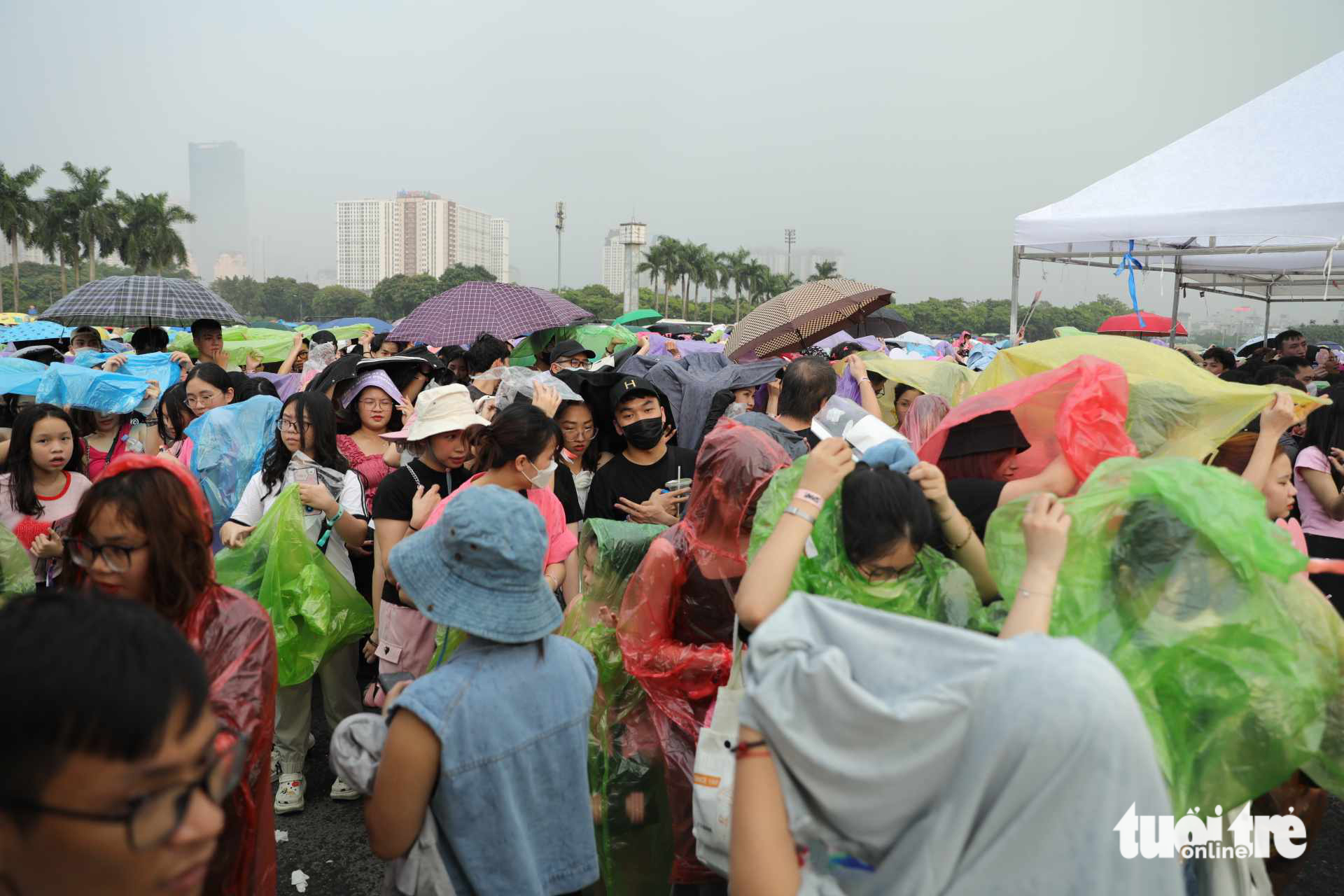At 5:35 pm on July 29, 2023, it began raining. Many concert attendees decided to buy single-use raincoats at a high price of VND30,000 (US$1.26) each. Photo: Danh Khang / Tuoi Tre
