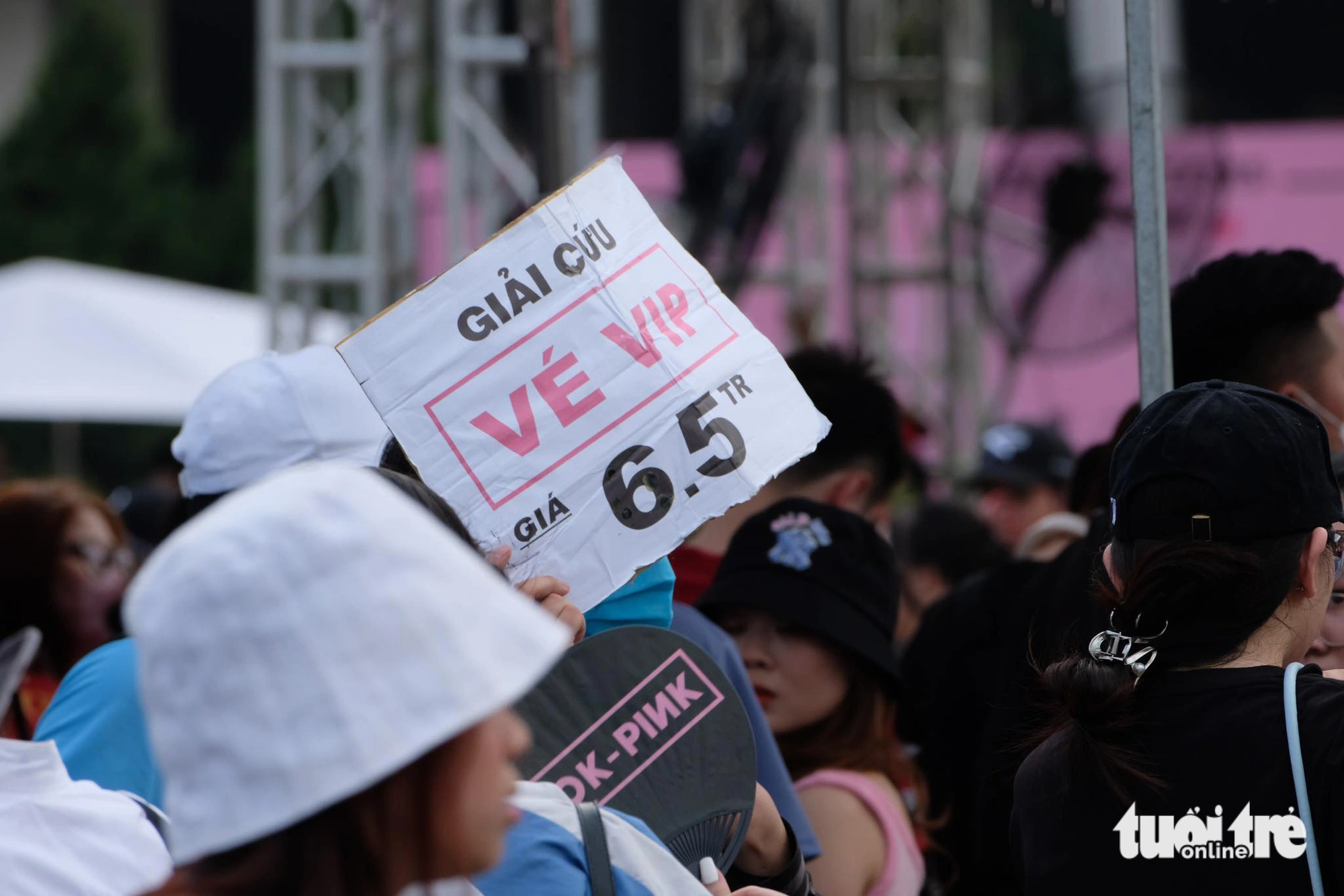 Some scalpers accepted losses and offered BlackPink concert tickets at low prices. Photo: Nguyen Bao / Tuoi Tre