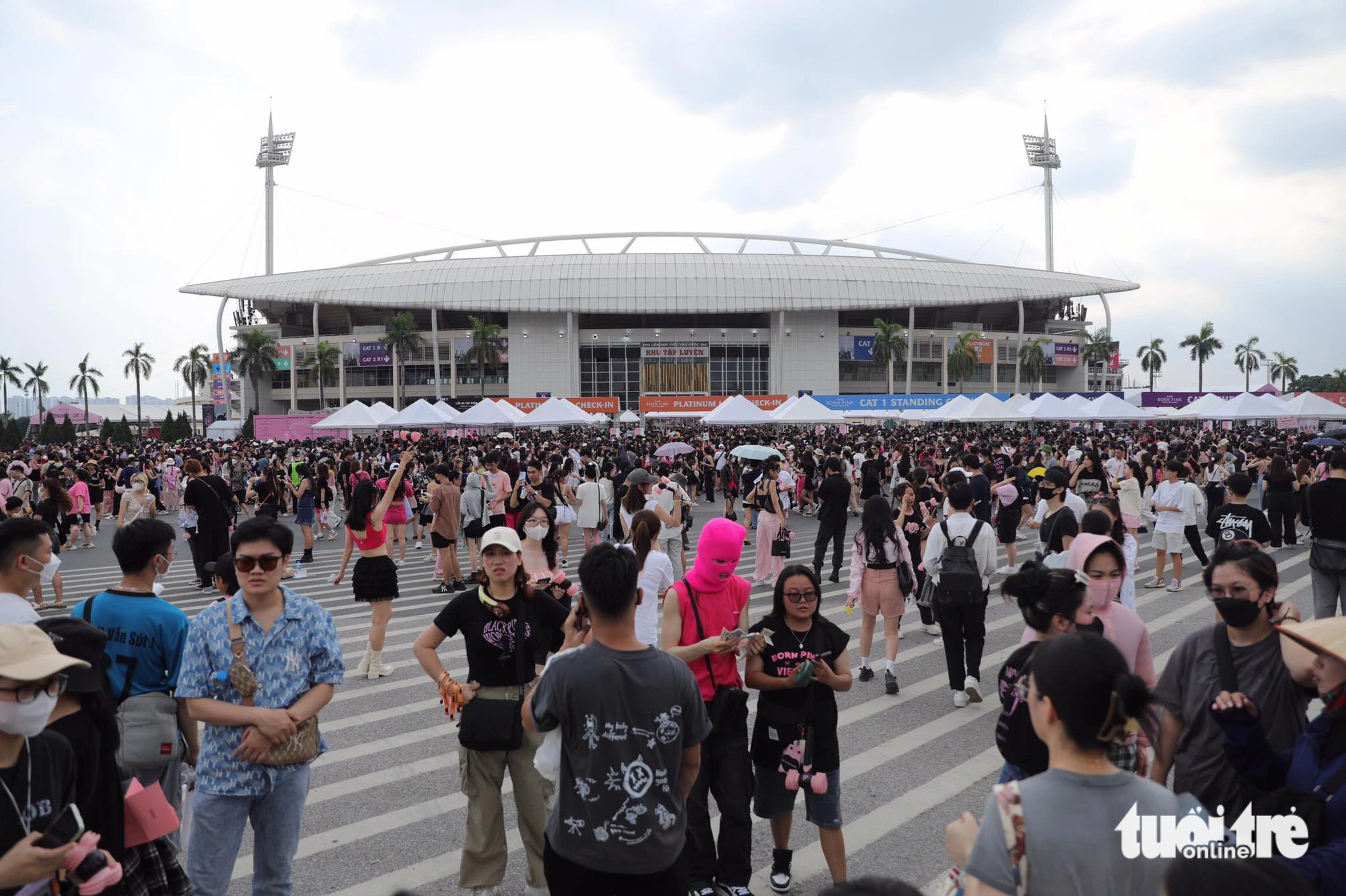 Concert-goers flock to the Hanoi-based My Dinh National Stadium early despite the hot weather. Photo: Danh Khang / Tuoi Tre