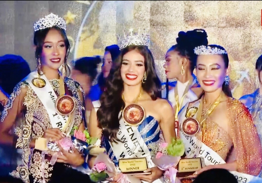 This screenshot shows second runner-up Nguyen Giang Tien (R) along with the beauty queen (C) and the first runner-up of the Miss World Tourism 2023 pageant in Colombo, Sri Lanka, July 29, 2023.