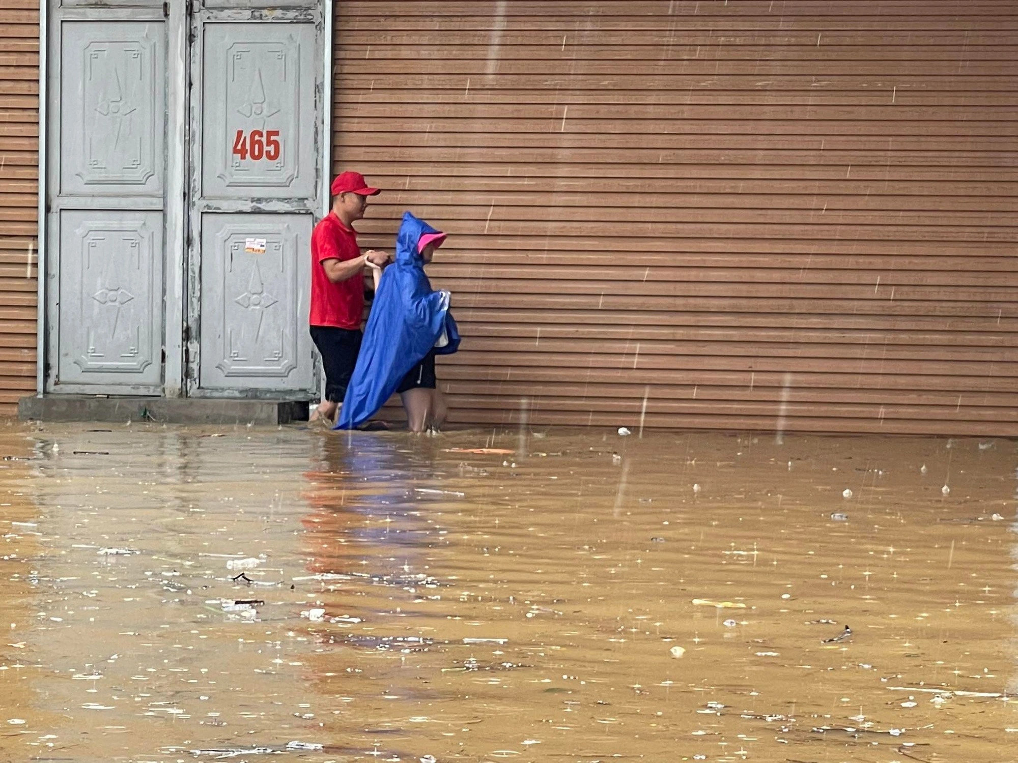 A two-hour-long rain left the drainage system overwhelmed in Lao Cai City, Lao Cai Province, northern Vietnam, July 31, 2023. Photo: Tien Ngoc / Tuoi Tre