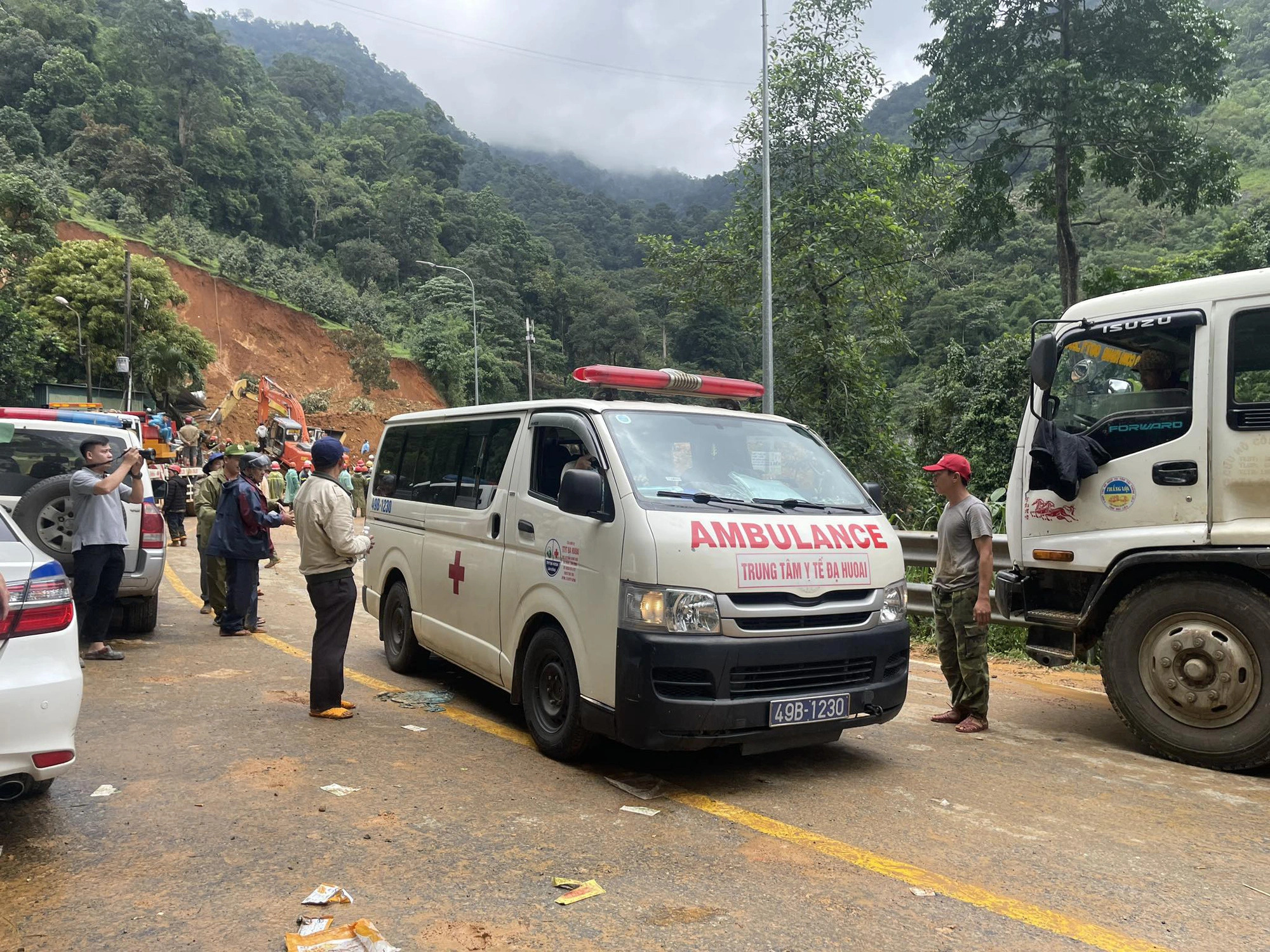 An ambulance transports the body of the fourth victim of the fatal landslide, which took place in Lam Dong Province, Vietnam’s Central Highlands July 30, 2023. Photo: Chau Tuan / Tuoi Tre