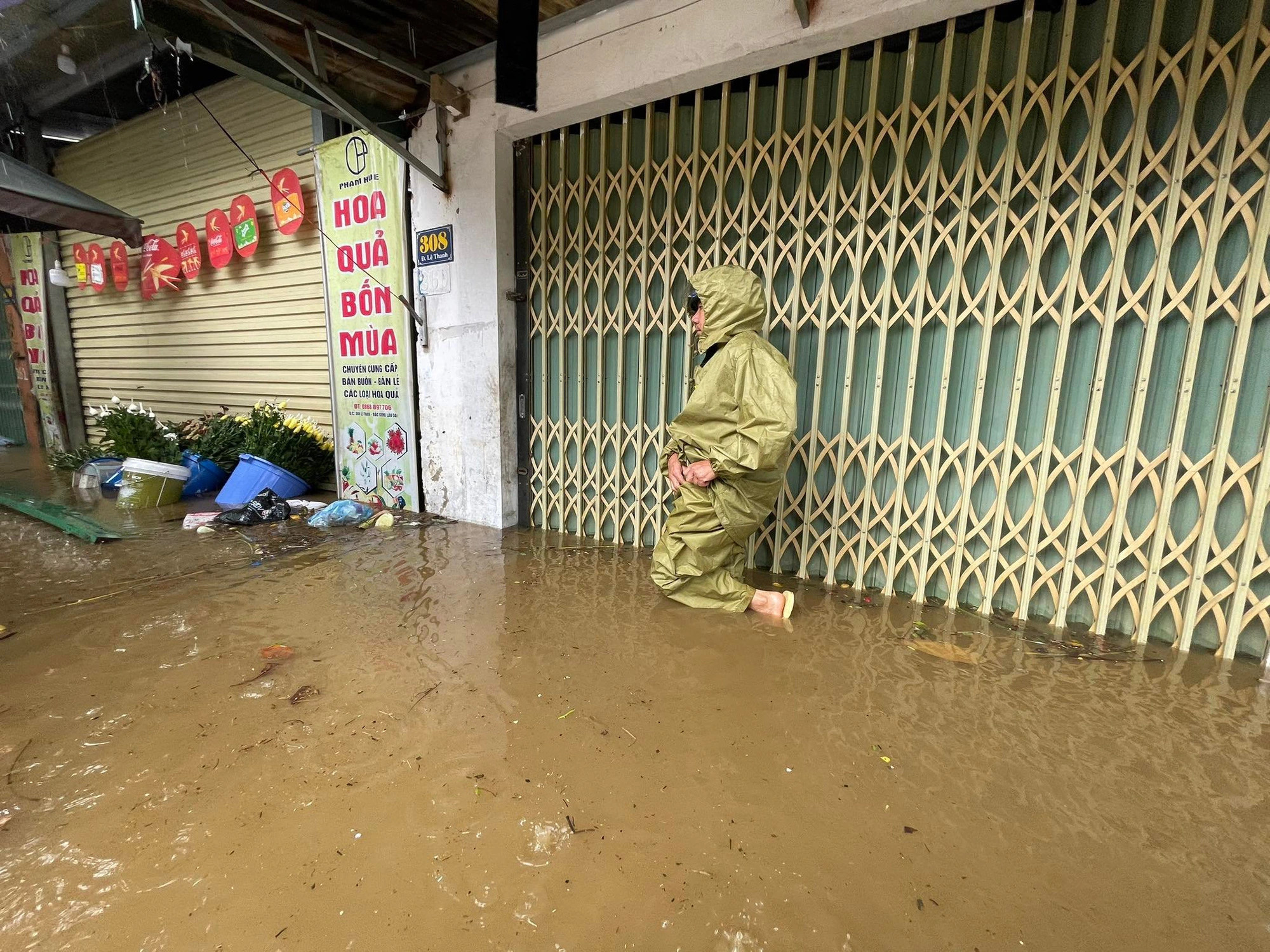 Le Thanh Street in Bac Cuong Ward of Lao Cai City was 50-80cm deep in rainwater, and even over 80cm in some parts, causing damage to residents’ properties. Photo: Tien Ngoc / Tuoi Tre