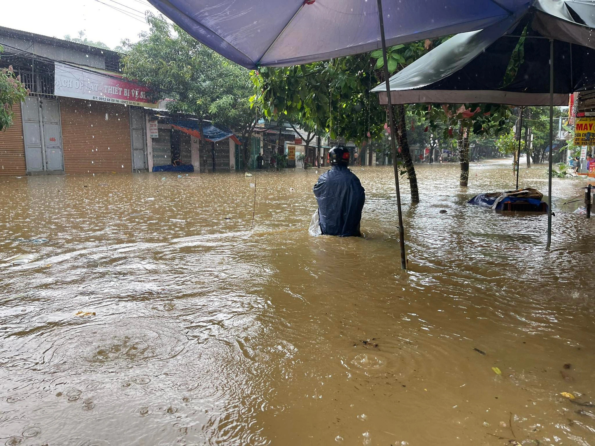 Some road sections were nearly one meter deep in water due to excessive rain, causing traffic gridlock in Lao Cai City, Lao Cai Province, northern Vietnam. Photo: Tien Ngoc / Tuoi Tre