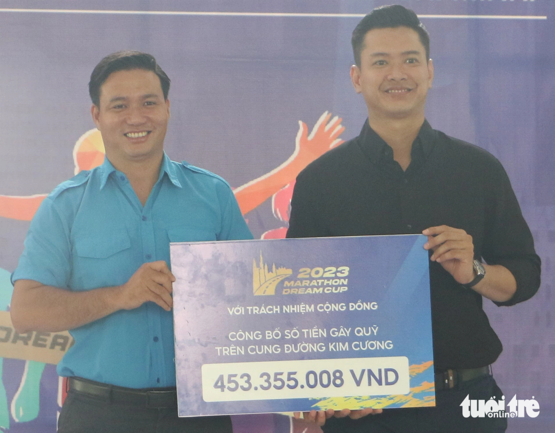 The organizer of the 2023 Marathon Dream Cup hand over a fund of more than VND453 million (US$19,126) from the race’s registration fee, Ho Chi Minh City, July 30, 2023. Photo: Binh Minh / Tuoi Tre