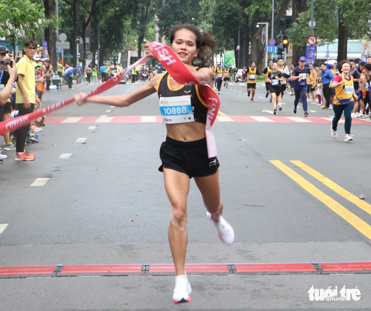 Athlete Pham Thi Hong Le finishes first in the women’s 10km event at the 2023 Marathon Dream Cup in Ho Chi Minh City, July 30, 2023. Photo: Binh Minh / Tuoi Tre