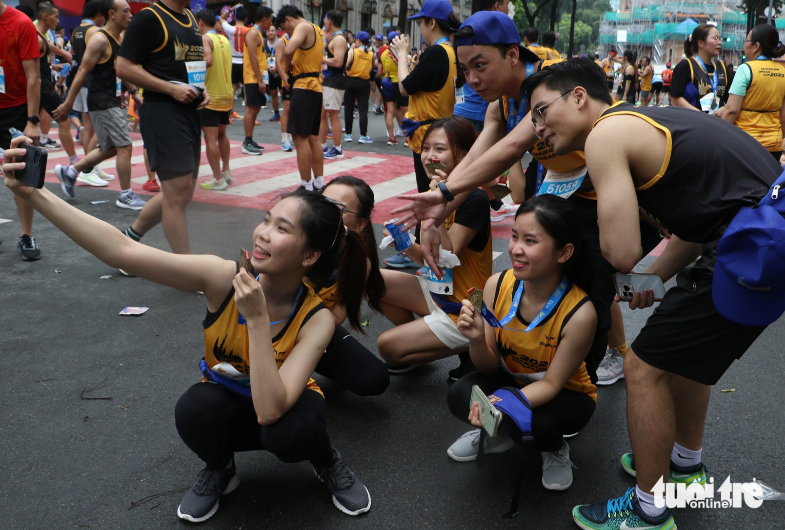 A group of participants take photos at the 2023 Marathon Dream Cup in Ho Chi Minh City, July 30, 2023. Photo: Binh Minh / Tuoi Tre