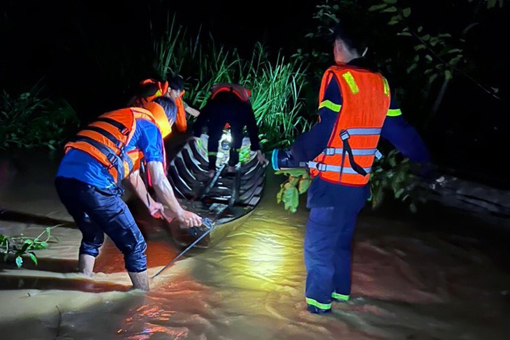 The authorities of Dinh Quan District, Dong Nai Province, a neighbor of Vietnam, support residents to prevent floods. Photo: Minh Thu / Tuoi Tre