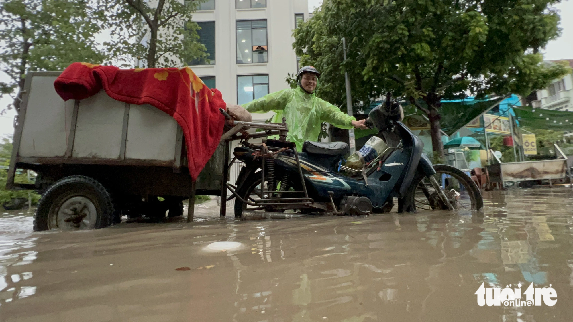 The flood causes difficulties in travel. Photo: Nam Tran / Tuoi Tre