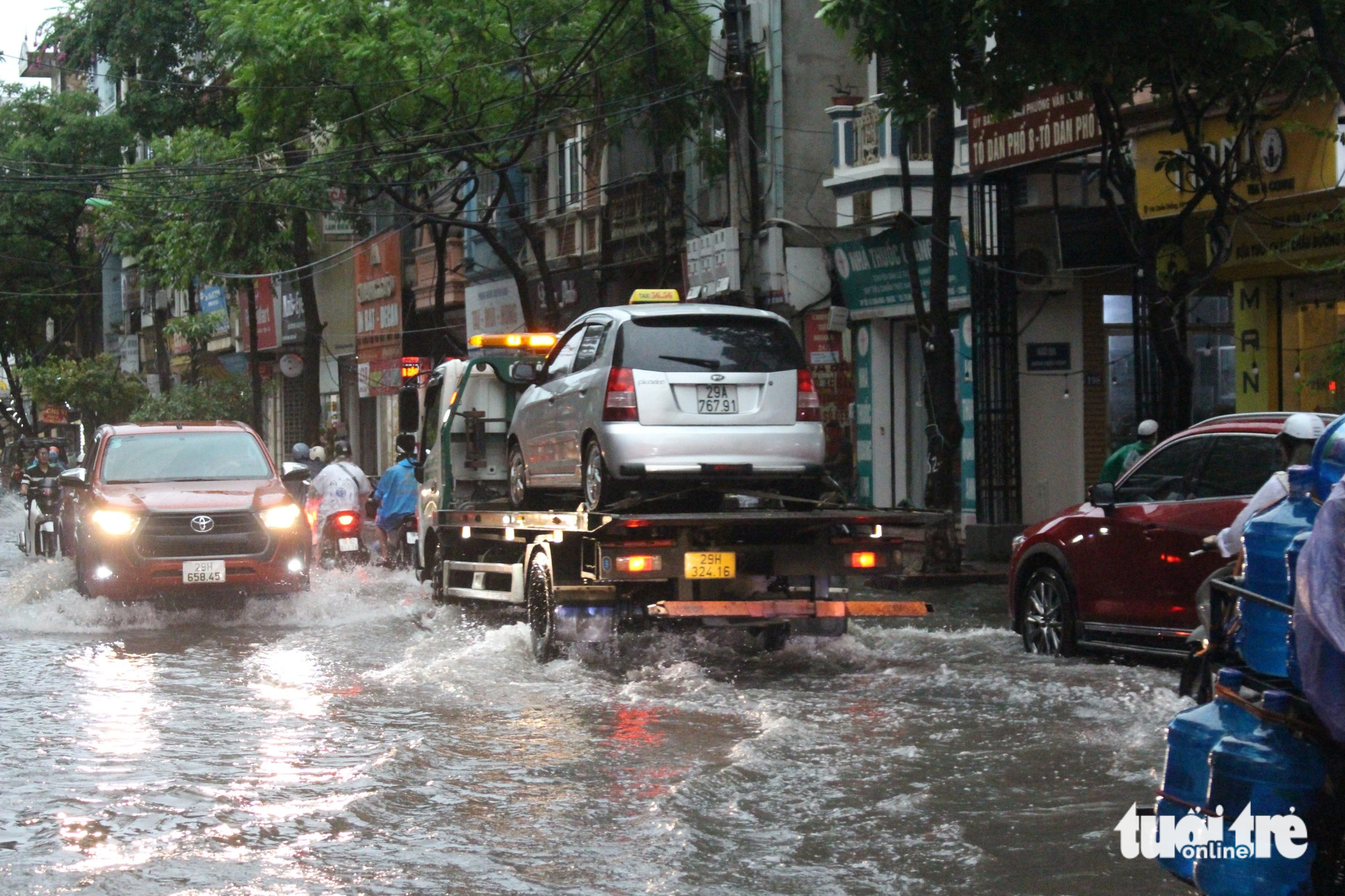 Chien Thang Street in Ha Dong District, Hanoi is flooded. Photo: Duong Lieu / Tuoi Tre