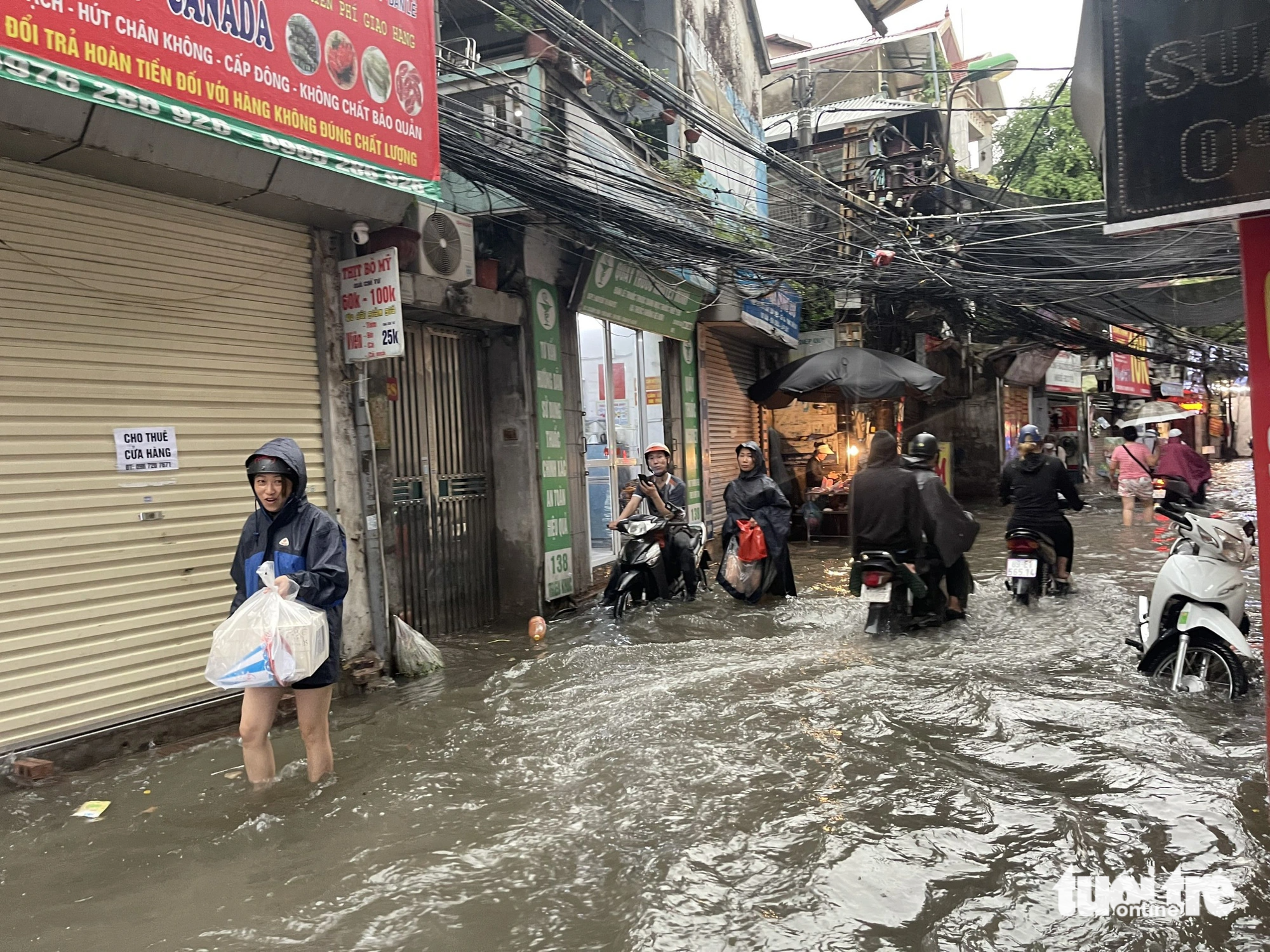 The same scene is seen on Trieu Khuc Street in Hanoi. Photo: Duong Lieu / Tuoi Tre