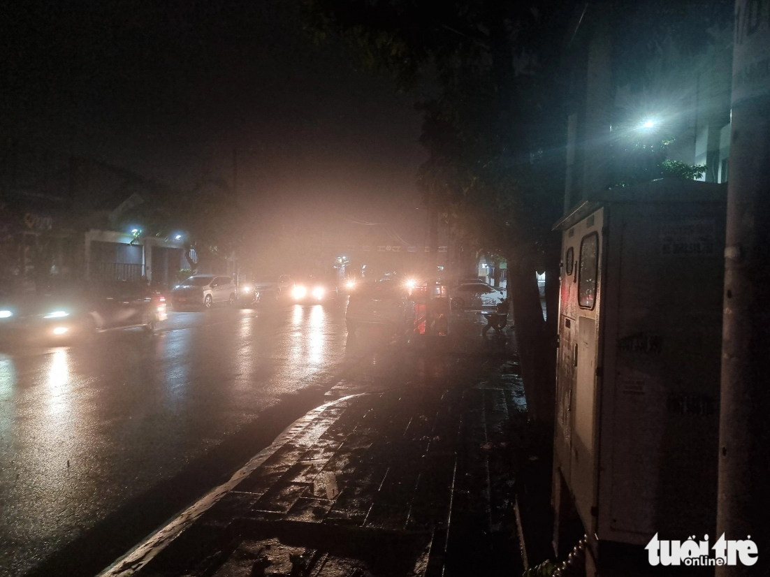 Street lights are out due to a blackout following heavy rain. Photo: Ba Son / Tuoi Tre