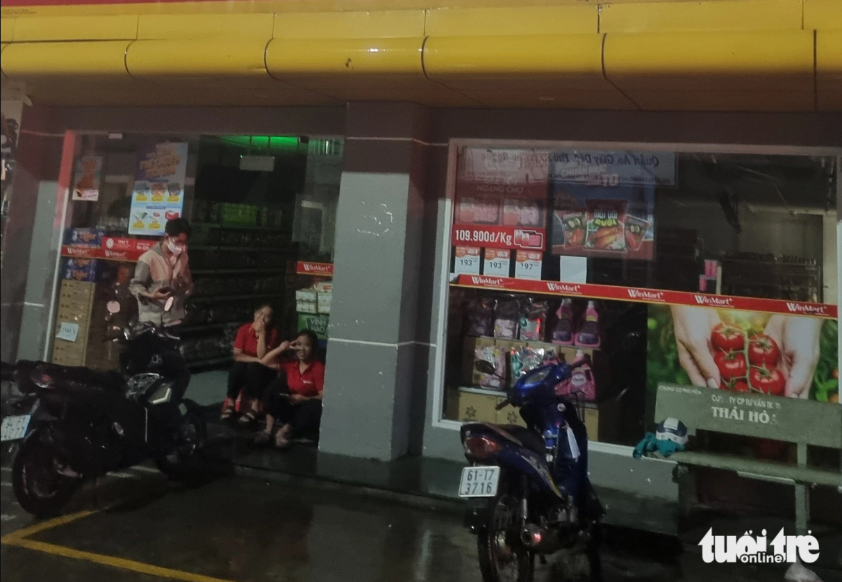 Employees at a supermarket in Binh Duong Province stand idle due to a power blackout on July 31, 2023. Photo: Ba Son / Tuoi Tre