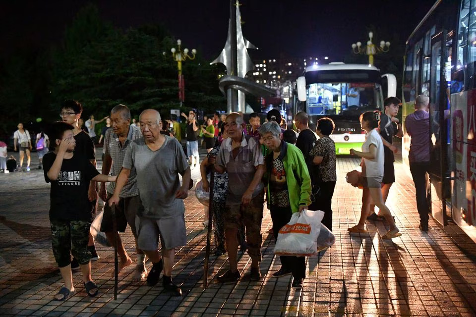 Flood-affected residents arrive to an emergency shelter following heavy rainfall in Zhuozhou, Hebei province, China August 1, 2023. Photo: Reuters