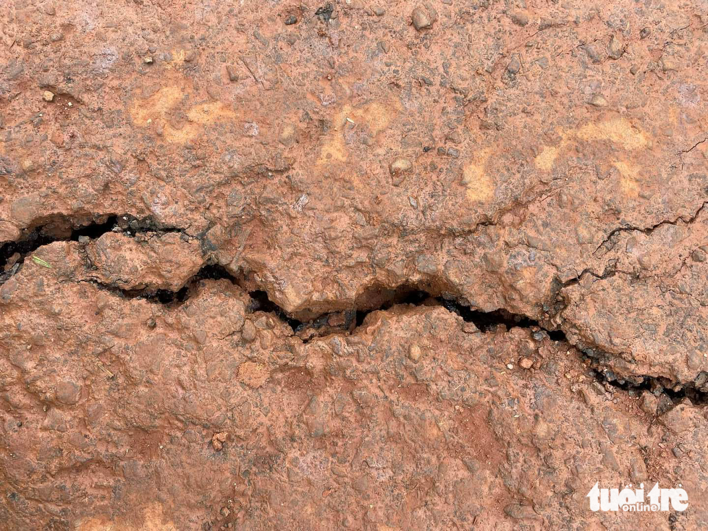 An unusual crack appears in Tuy Duc District, Dak Nong Province, Vietnam, August 1, 2023. Photo: Duc Lap / Tuoi Tre