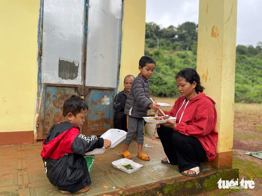 Residents have a meal at a shelter after they were evacuated from the areas affected by an unusual earth crack in Tuy Duc District, Dak Nong Province, Vietnam, August 1, 2023. Photo: Duc Lap / Tuoi Tre