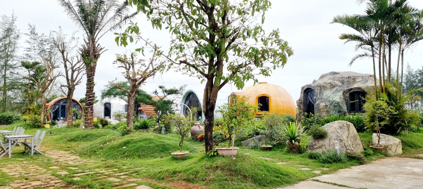 Many tourists experience camping and enjoy seafood at Son Thuy Homestay in Vinh Thanh Commune in Vinh Linh District. Photo: Ko Kan Suong / Tuoi Tre