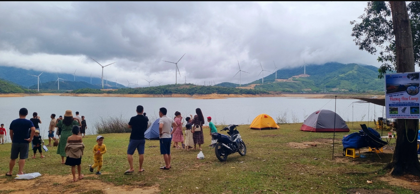 A corner for taking photos near the ‘Cay Co Don (Single tree) tourist site in Huong Hoa District. Photo: Ko Kan Suong / Tuoi Tre