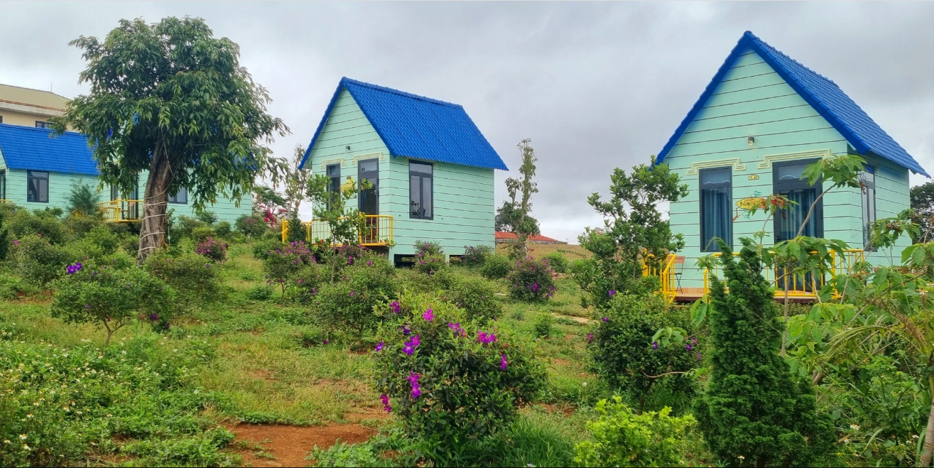 Bao Nguyen Xanh Homestay in Cua Village in Huong Tan Commune under Huong Hoa District steals the limelight amidst the forest due to its main colors of green and blue. Photo: Ko Kan Suong / Tuoi Tre