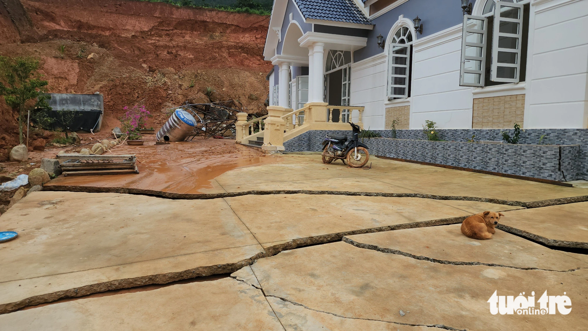 Cracks appear in the yard of a household near the Dong Thanh irrigation reservoir project in Lam Ha District, Lam Dong Province, Vietnam, August 2, 2023. Photo: M.V./ Tuoi Tre