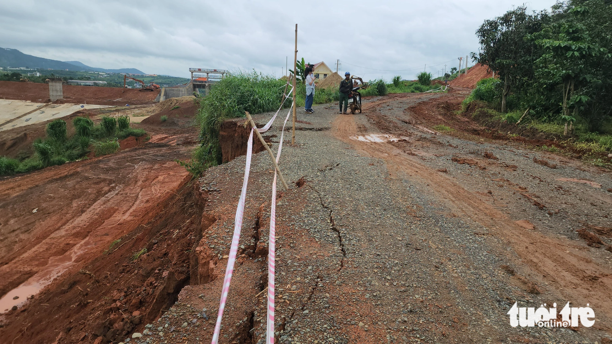 A residential road cracks and subsides near the Dong Thanh irrigation reservoir project in Lam Ha District, Lam Dong Province, Vietnam, August 2, 2023. Photo: M.V./ Tuoi Tre
