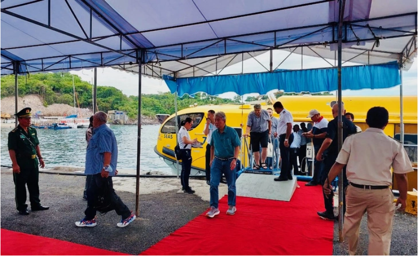 Spectrum of the Seas brought 4,600 foreign tourists to Nha Trang, Khanh Hoa Province, Vietnam. Photo: Thuc Nghi / Tuoi Tre