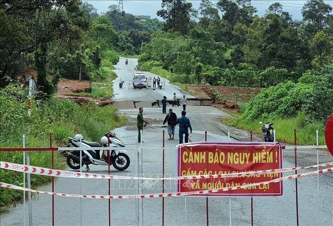 A road section is blocked due to land subsidence in Lam Dong Province, located in Vietnam’s Central Highlands region. Photo: Vietnam News Agency
