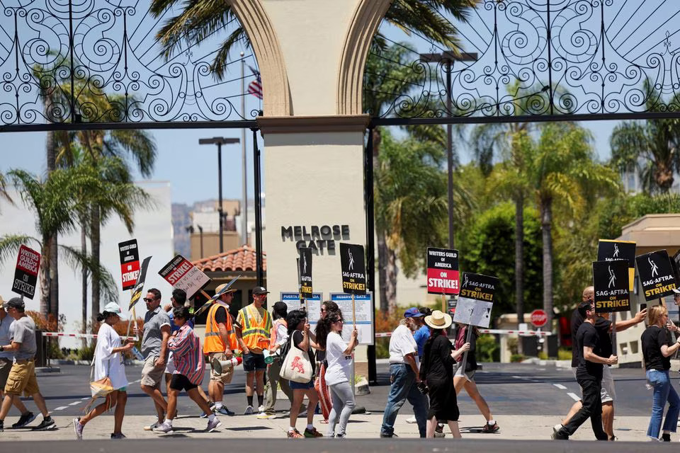SAG-AFTRA actors and Writers Guild of America (WGA) writers walk the picket line during their ongoing strike outside Paramount Studios in Los Angeles, California, U.S., August 2, 2023. Photo: Reuters