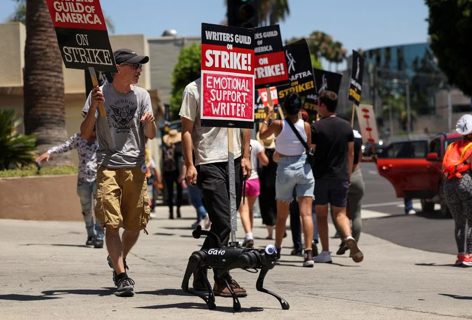 A robot dog named Gato moves with a sign on it as SAG-AFTRA actors and Writers Guild of America (WGA) writers walk the picket line during their ongoing strike outside Paramount Studios in Los Angeles, California, U.S., August 2, 2023. Photo: Reuters