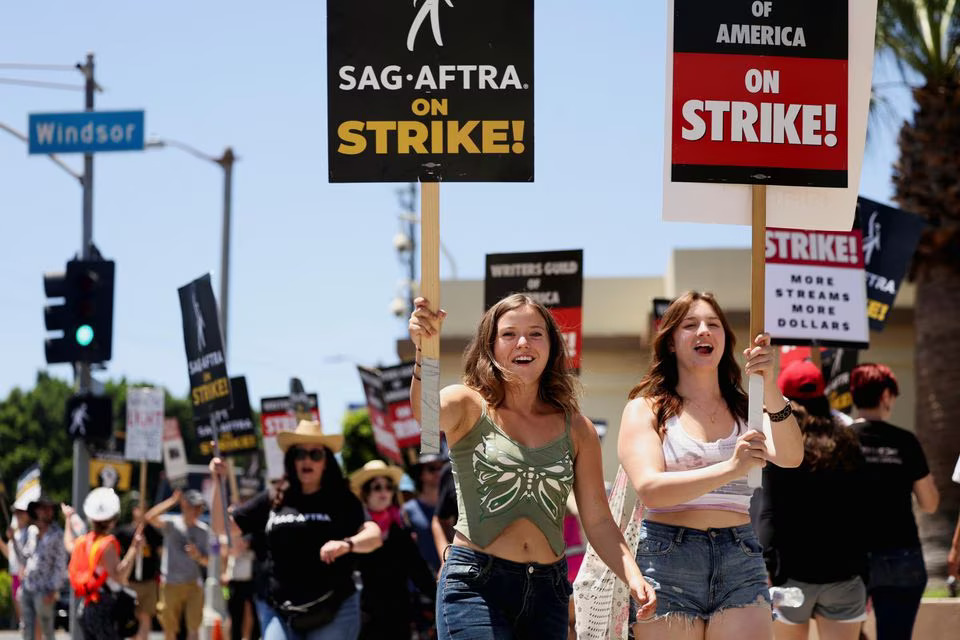 SAG-AFTRA actors and Writers Guild of America (WGA) writers walk the picket line during their ongoing strike outside Paramount Studios in Los Angeles, California, U.S., August 2, 2023. Photo: Reuters