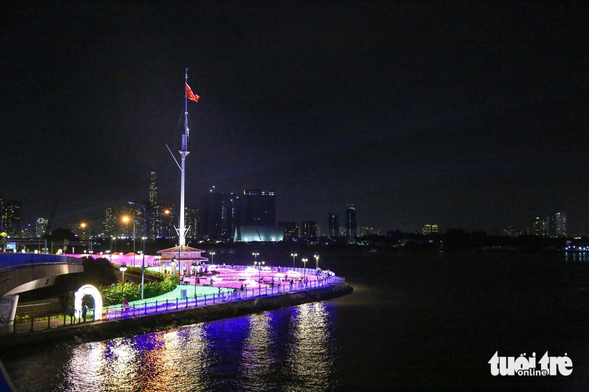A sparkling riverside view of the Ho Chi Minh City River Festival. Photo: Phuong Quyen / Tuoi Tre