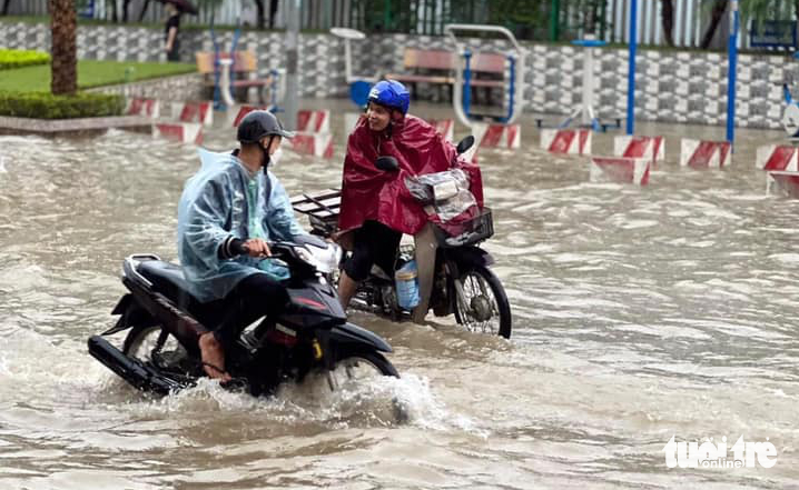 A heavy rain on August 3, 2023 also left many roads in Thai Nguyen City inundated. Photo: Do Thang / Tuoi Tre News