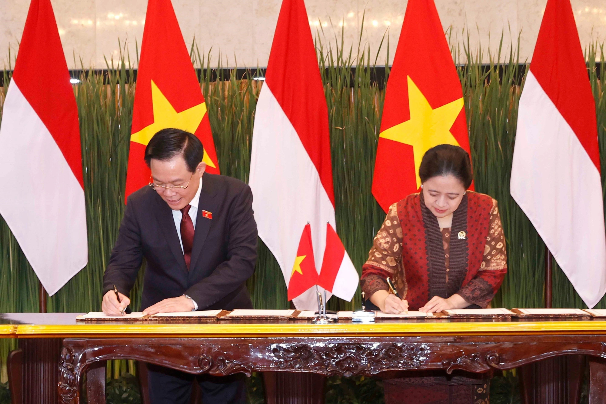 Vietnam’s National Assembly Chairman Vuong Dinh Hue (L) and Indonesia’s Speaker of the People’s Representative Council Puan Maharani sign a cooperation deal between the two legislatures of the two countries. Photo: Vietnam News Agency
