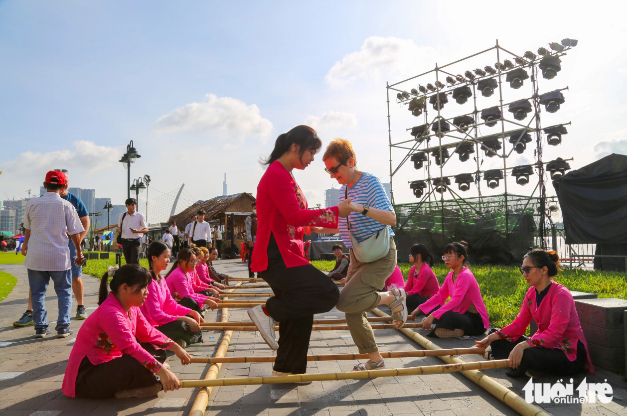 Catchy art performances, folk games enchant revelers along Saigon River