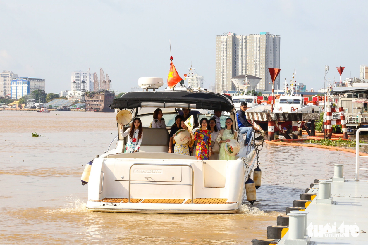 Visitors can experience a river tour in Ho Chi Minh City. A water bus ride costs VND15,000 (US$0.63) a person. Photo: Phuong Quyen / Tuoi Tre