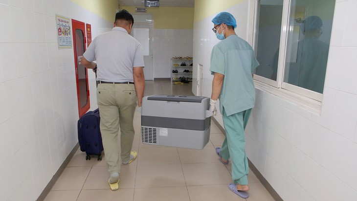 Doctors take H.’s liver to Phu Bai Airport in Thua Thien-Hue Province and transport it to Hanoi for a liver transplant on a liver failure patient. Photo: Thuong Hien / Tuoi Tre