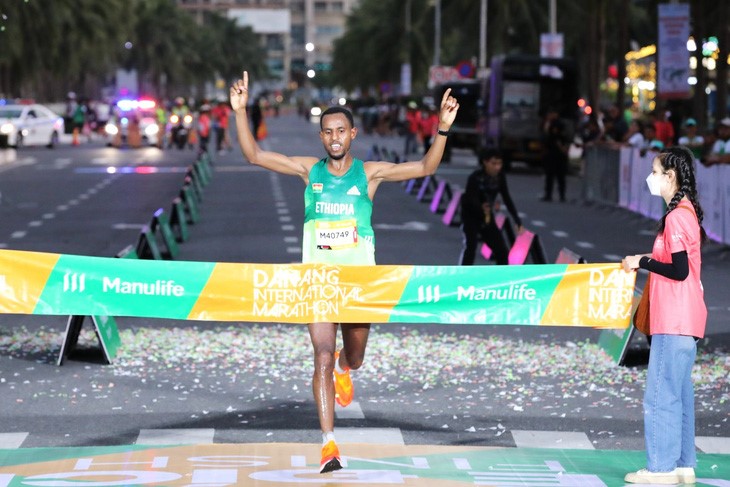 Takele Ebisa from Ethiopia wins the men’s 42-kilometer marathon at the Manulife Da Nang International Marathon 2023 and breaks the record for the distance with two hours, 26 minutes and 11 seconds. Photo: L.N. / Tuoi Tre