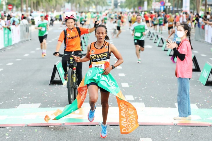Birehan Marta Tinsae, also from Ethiopia, is the winner of the women’s 42-kilometer marathon with two hours, 58 minutes and 26 seconds. Photo: L.N. / Tuoi Tre