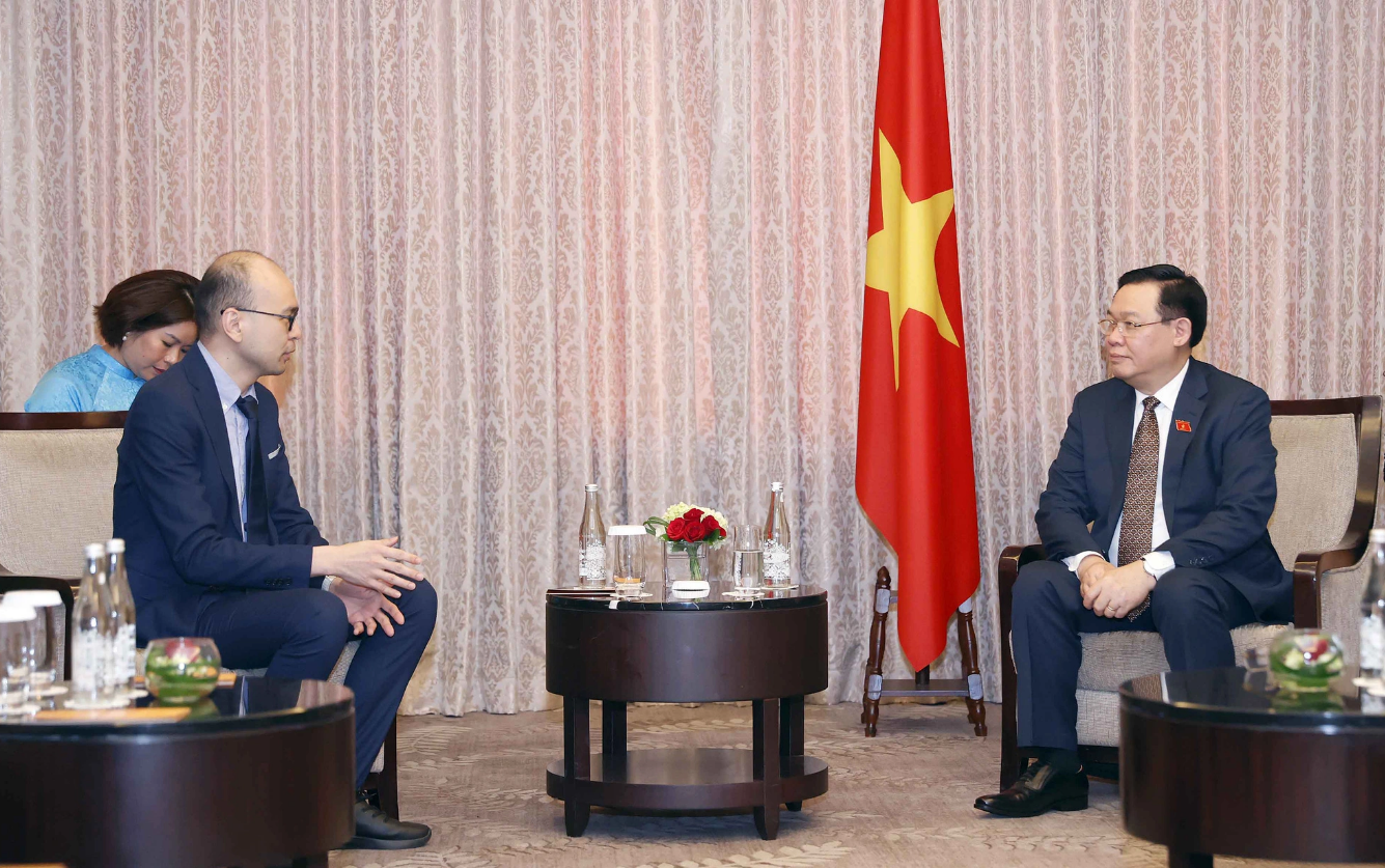Vietnamese National Assembly Chairman Vuong Dinh Hue (R) meets with the leader of Traveloka. Photo: Quochoi.vn
