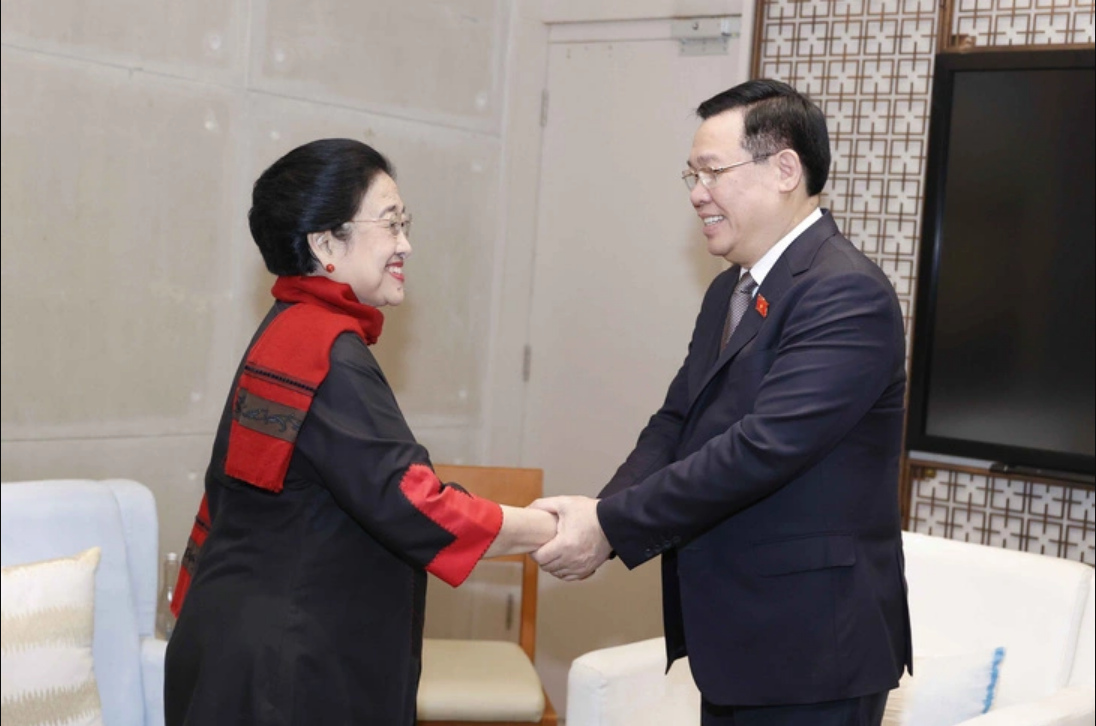 Vietnamese National Assembly Chairman Vuong Dinh Hue (R) shakes hands with Megawati Soekarnoputri, leader of the Indonesian Democratic Party of Struggle, on August 4, 2023. Photo: Quochoi.vn