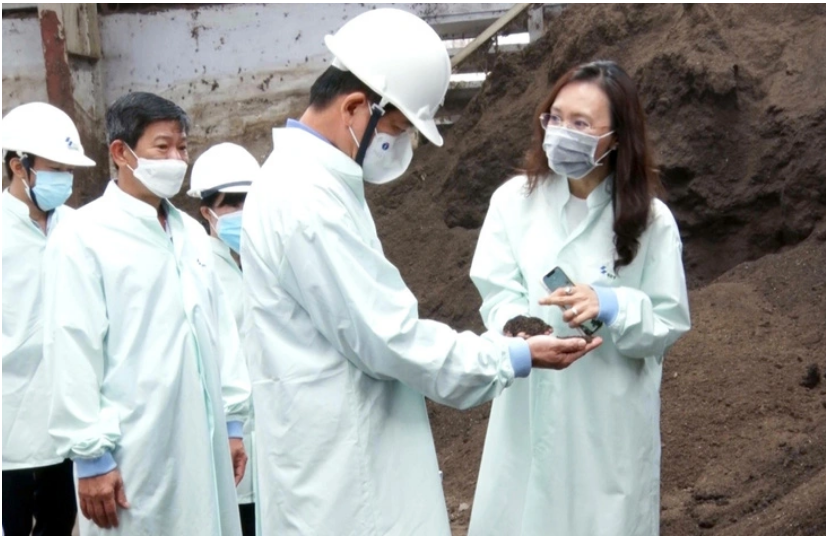 Secretary of the Dong Nai Party’s Committee Nguyen Hong Linh (R, 2nd) during a visit to the Quang Trung waste treatment complex. Photo: Thanh Truc / Tuoi Tre