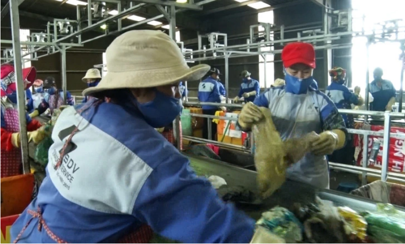 Workers of the Quang Trung waste treatment complex check and classify garbage. Photo: Thanh Truc / Tuoi Tre