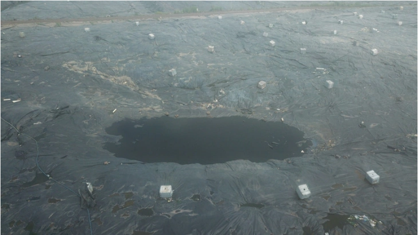 Leakage from the area for buried inert waste at the Quang Trung waste treatment complex. Photo: H.M. / Tuoi Tre