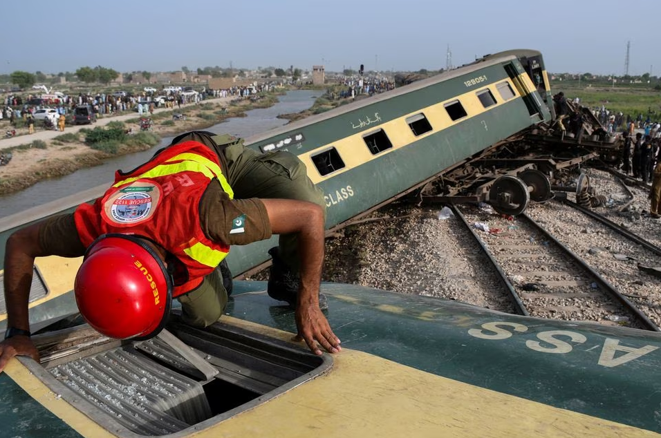 A rescue worker searches for victims after a train derailed in Sarhari town in district Sanghar, Pakistan August 6, 2023. Photo: Reuters